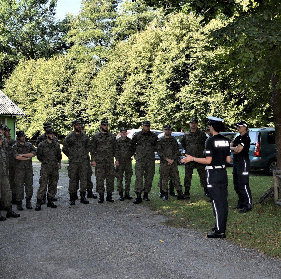 Zabezpieczenie miejsca wypadku, kierowanie ruchem – policjanci szkolili terytorialsów