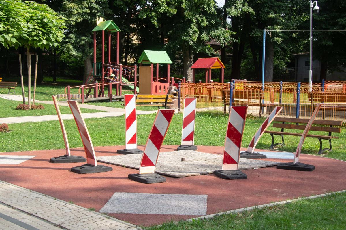 Plac zabaw  przy al. Szczepańskiego (prawie) naprawiony