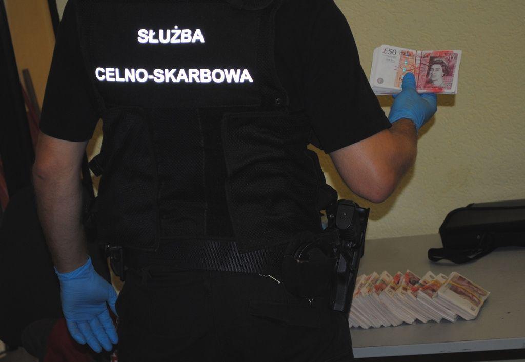 Nie zgłosił przewozu gotówki. Miał 600 tysięcy koron szwedzkich w bagażu