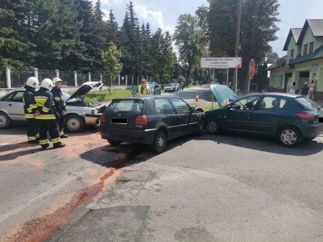 Jedna osoba trafiła do szpitala po zderzeniu trzech pojazdów [ZDJĘCIA]