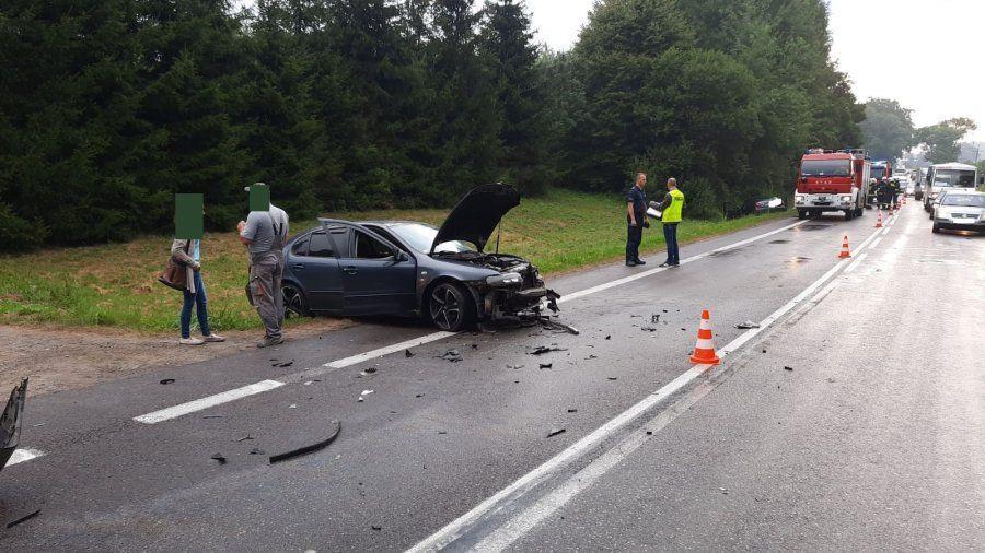 Czołówka dwóch osobówek. Jedna osoba w szpitalu [ZDJĘCIA]