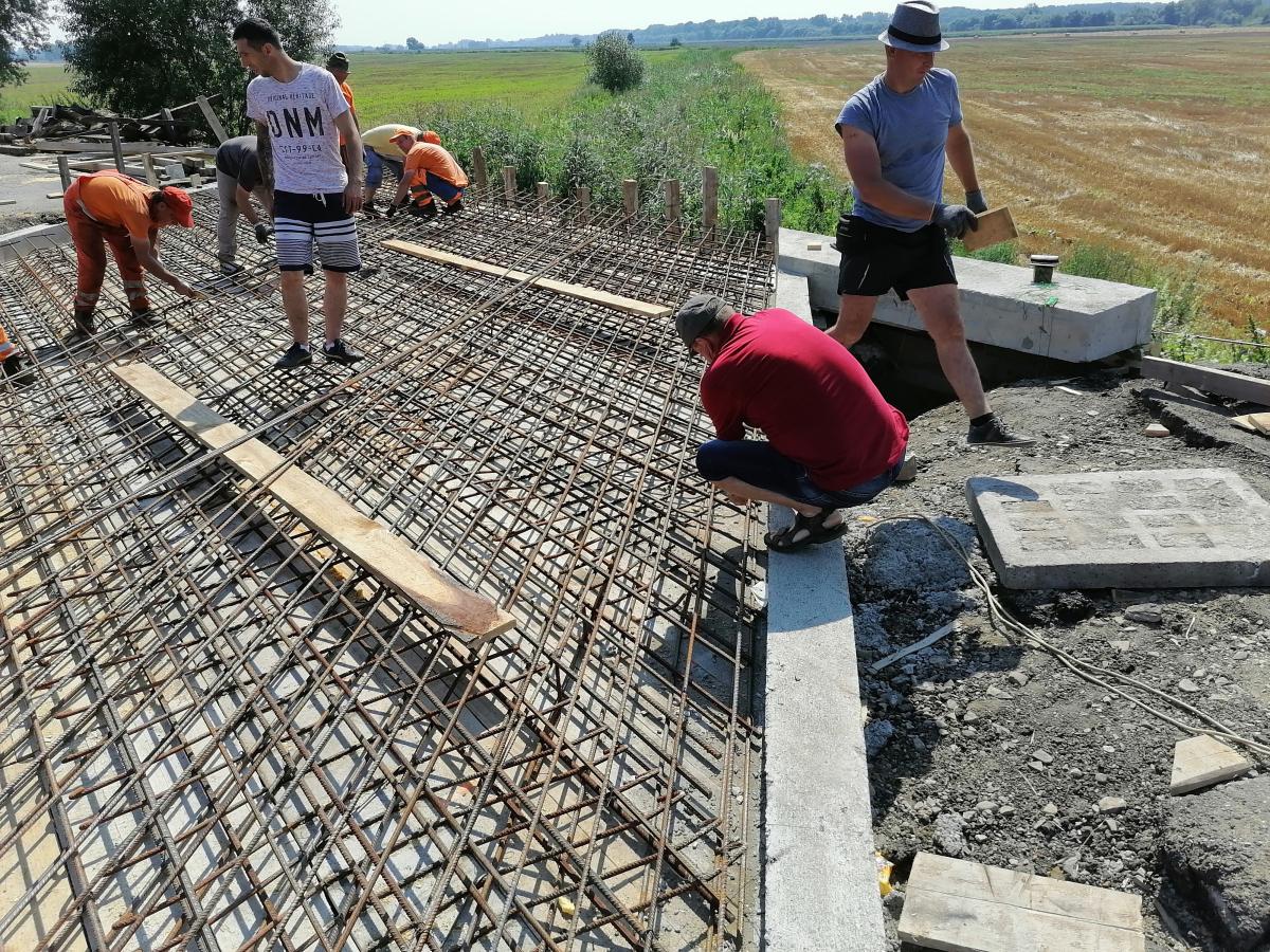 Dyrektor ZDP w Przemyślu i wójt budowali most na Młynówce