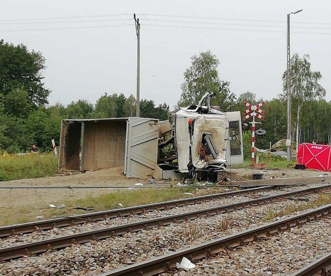 Śmiertelny wypadek na torach. Zderzenie pociągu z ciężarówką