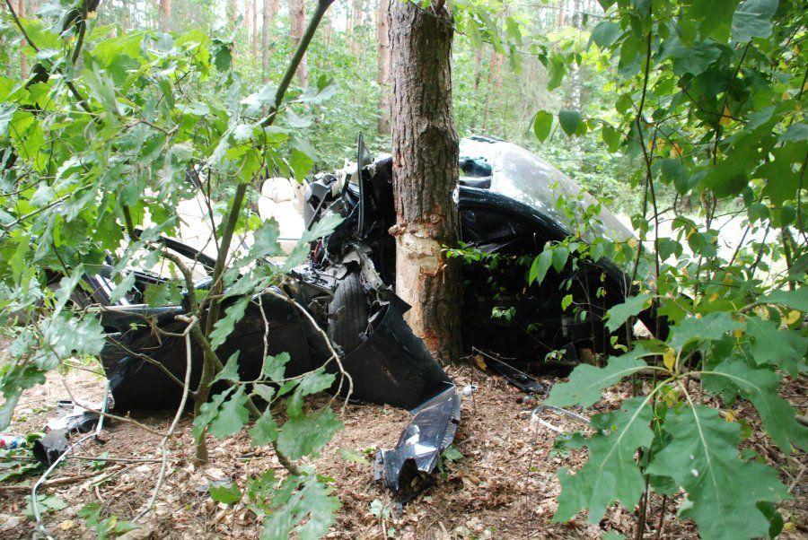 Kierowca stracił panowanie nad bmw i uderzył w drzewo. Był pijany
