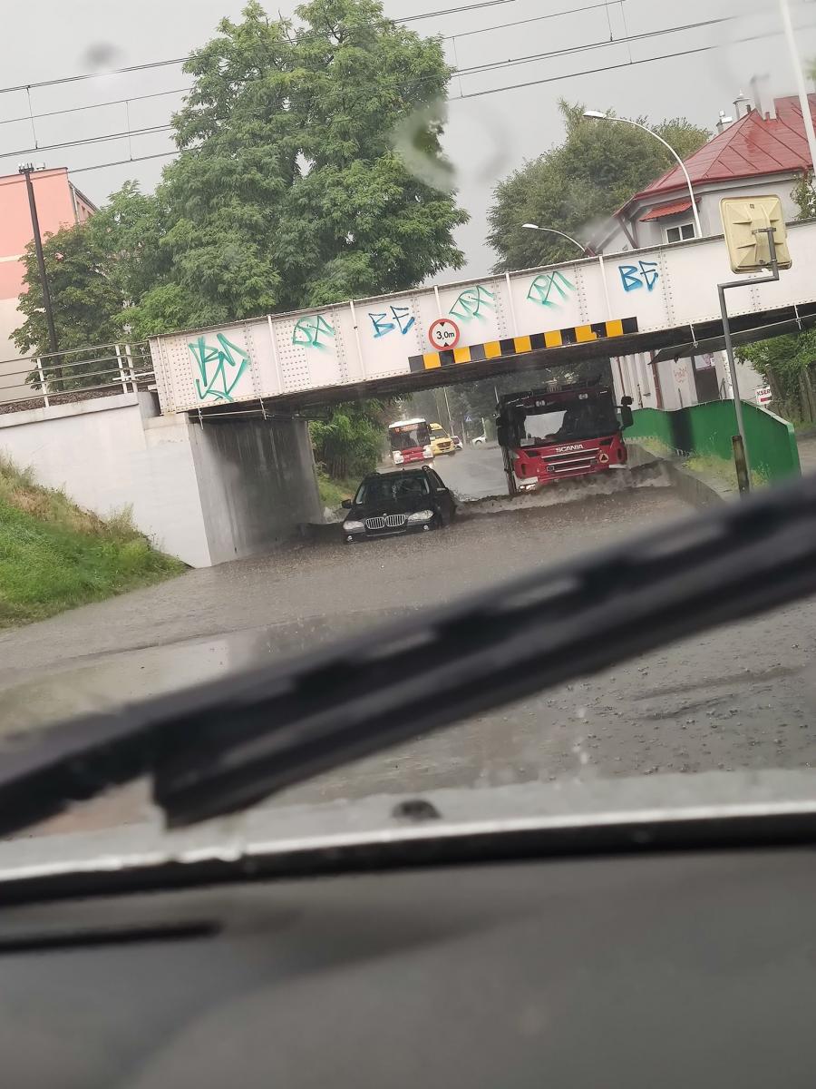 Zalane przemyskie ulice po burzy [ZDJĘCIA INTERNAUTÓW]