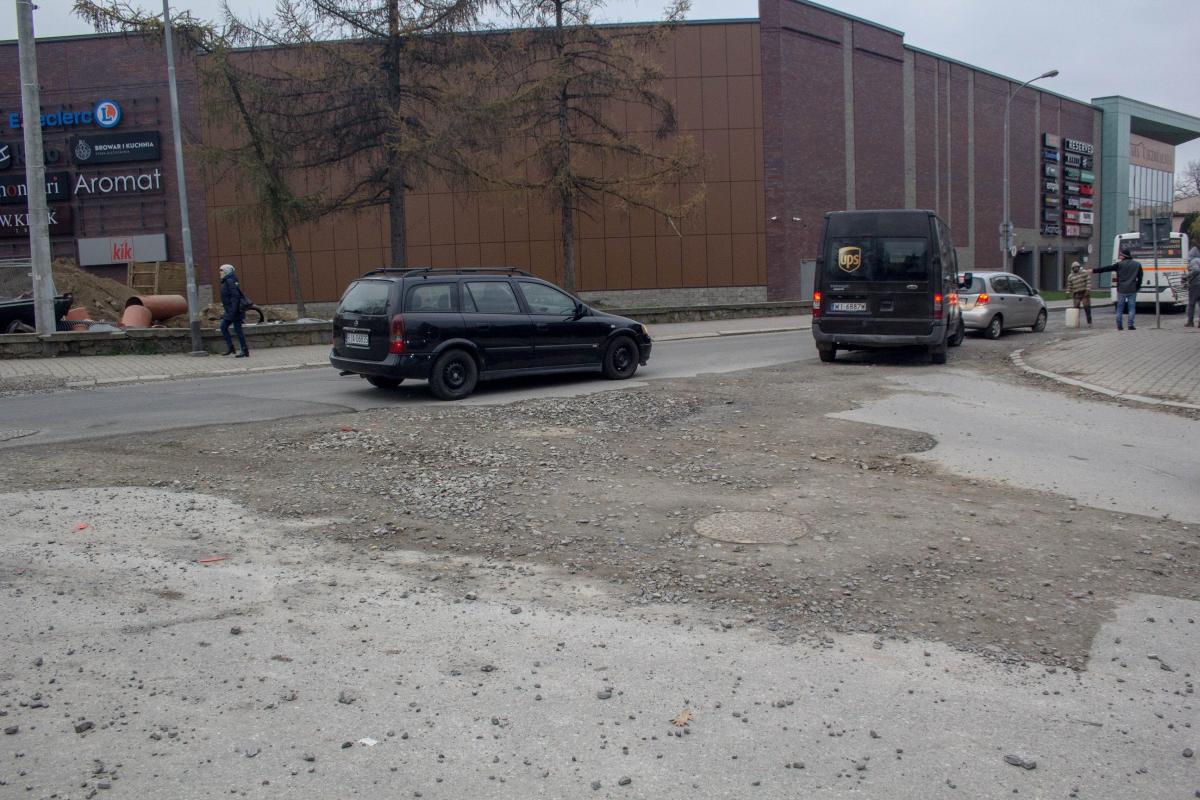 Nowe utrudnienia w okolicy galerii Stara Ujeżdżalnia. Trwa przebudowa Sikorskiego