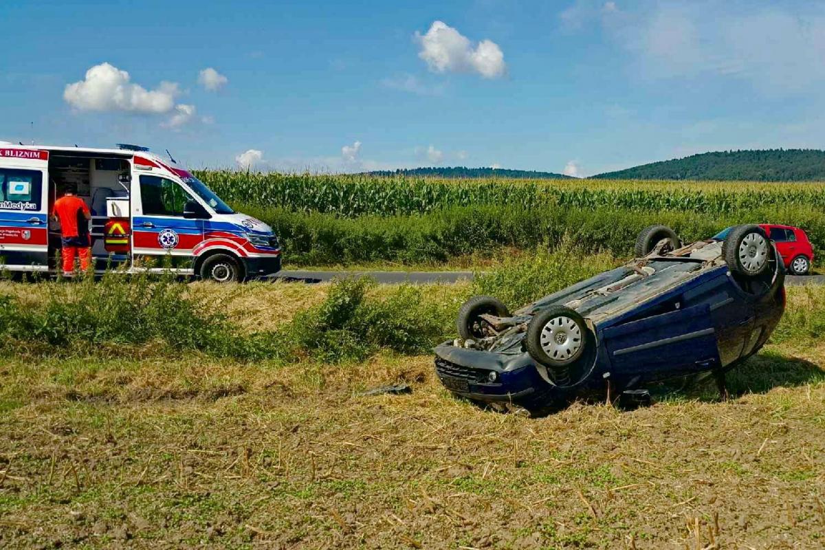 Pogranicznicy z Hermanowic pomogli poszkodowanej w wypadku. Jej pojazd dachował