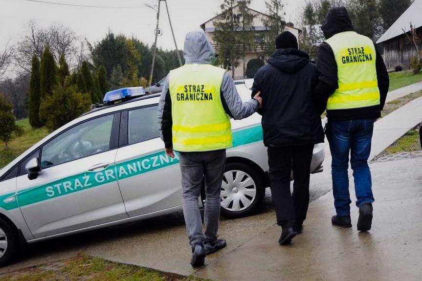 Dostawali 50 złotych i zakrapiany obiad za „gościnność”. SG rozbiła grupę przestępczą