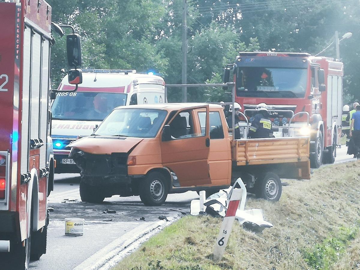 Czołowe zderzenie dwóch pojazdów. Nie żyje pasażerka
