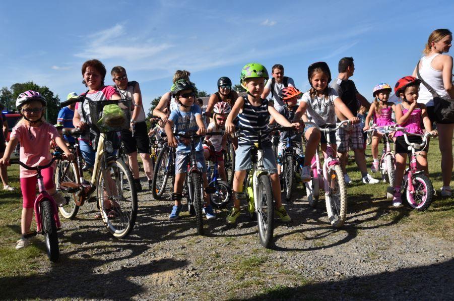 Mali cykliści na niewielkich rowerkach