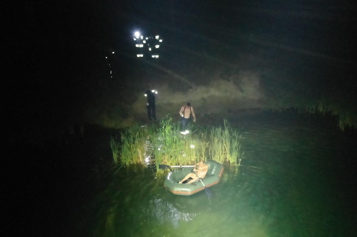 Nocna akcja strażaków. W stawie szukali zaginionego mężczyzny [ZDJĘCIA]