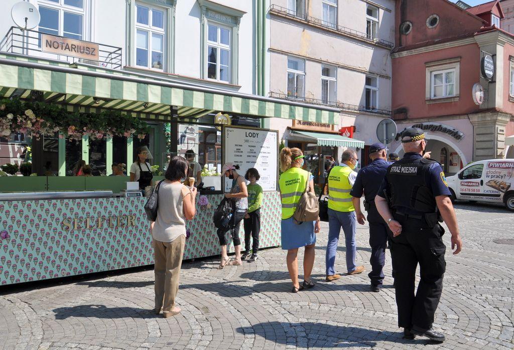 Przemyskie służby sprawdzały, czy nosimy maski w sklepach i kawiarniach [ZDJĘCIA]