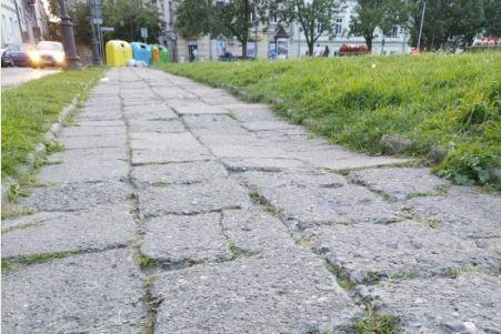 Chodnik w centrum Przemyśla wymaga wymiany