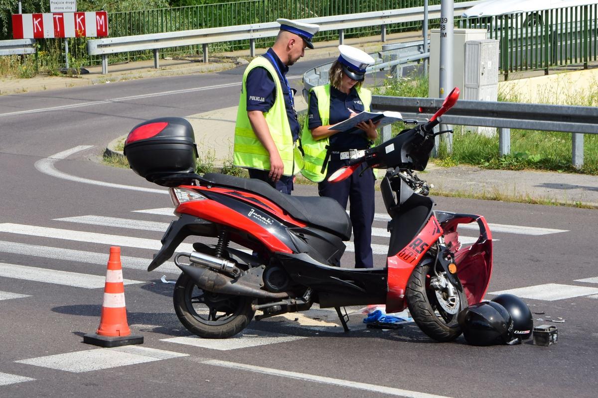 Skuter najechał na renault. Ucierpiało starsze małżeństwo [WIDEO, ZDJĘCIA]