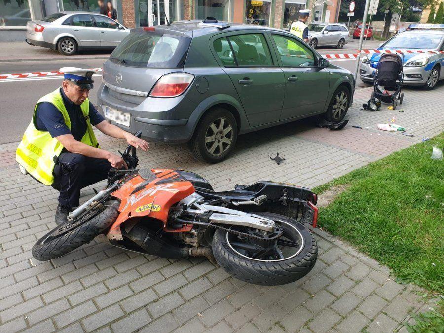 Motocyklista staranował pieszych
