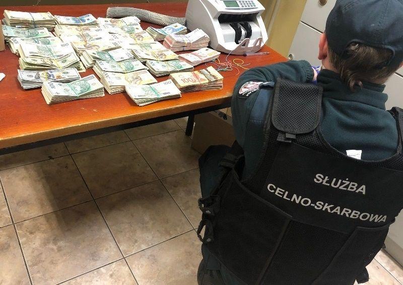 Z tysiącami złotych przez granicę
