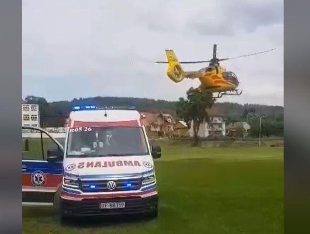 Spadł z roweru i uderzył głową o asfalt. Wezwano śmigłowiec [WIDEO]