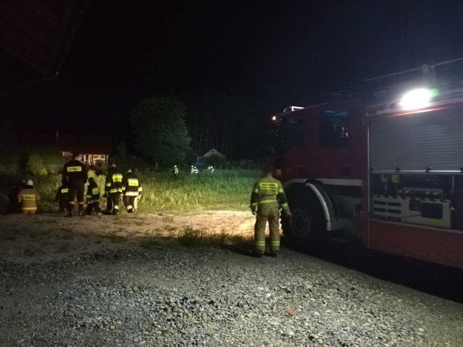Kilkudziesięciu policjantów oraz strażacy, mieszkańcy i myśliwi poszukiwali 80-latki