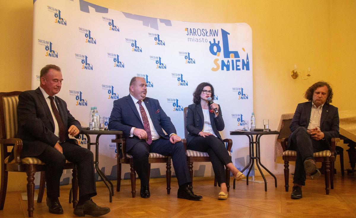 Debatowali o przyszłości samorządu. Dominowały pesymistyczne nastroje [ZDJĘCIA]