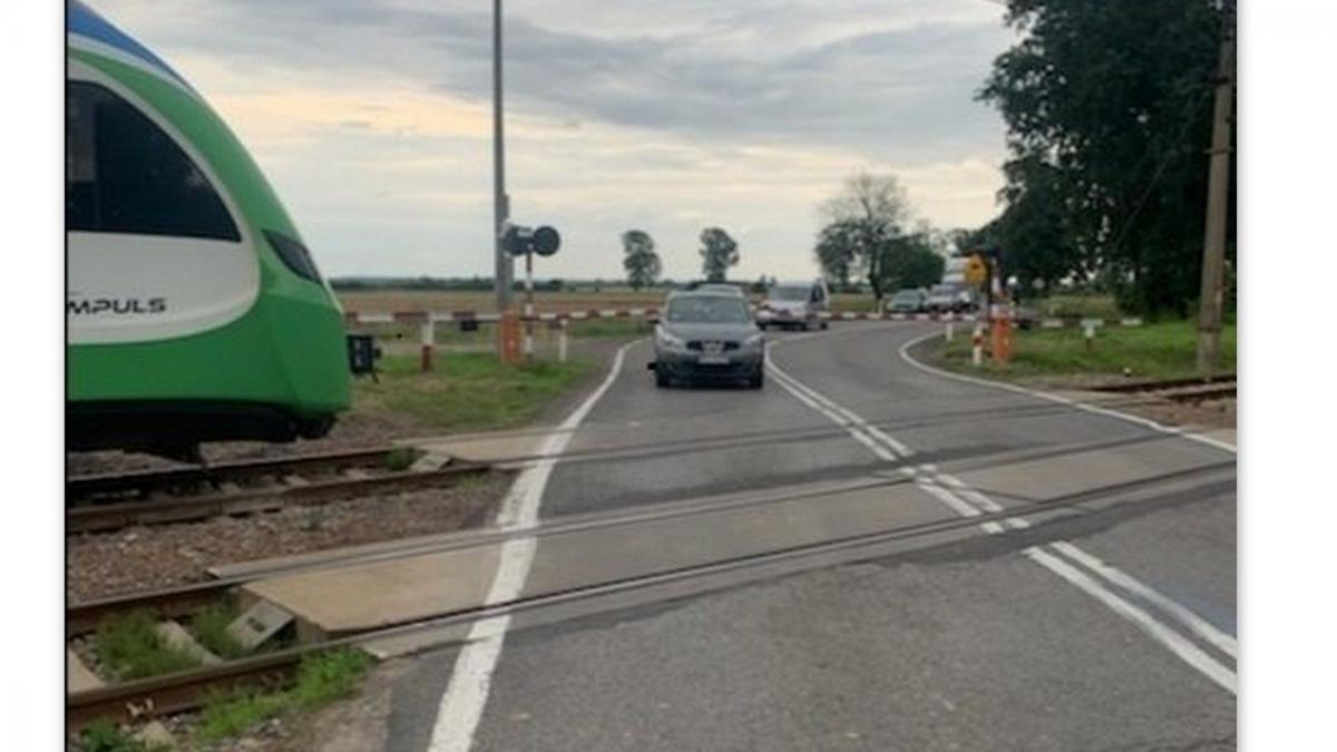 Kierowca utknął na przejeździe kolejowym