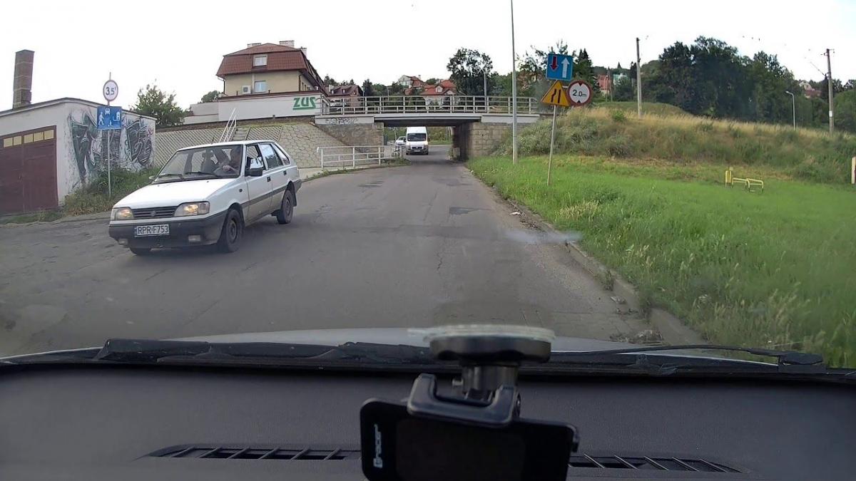 Bus nie zmieścił się pod wiaduktem w Przemyślu [WIDEOREJESTRATOR]