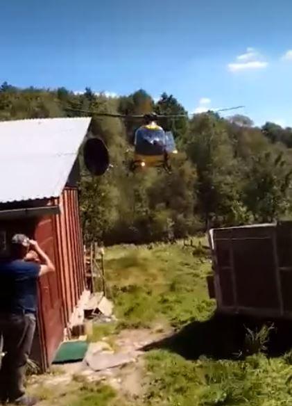 Śmigłowiec lądował na podwórku. Karetką nie udało się dojechać [WIDEO]