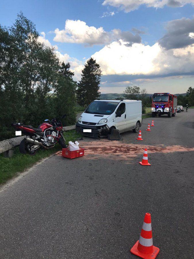 Motocyklem wjechał w dostawczaka. Ranny kierowca jednośladu [ZDJĘCIA]