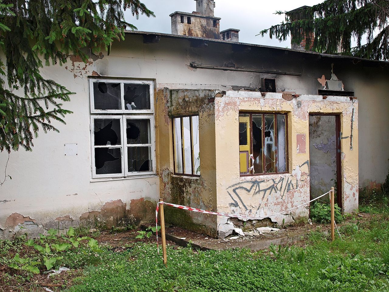 Zrujnowane oficyny w Parku Lubomirskich czekają na lepsze czasy [ZDJĘCIA]