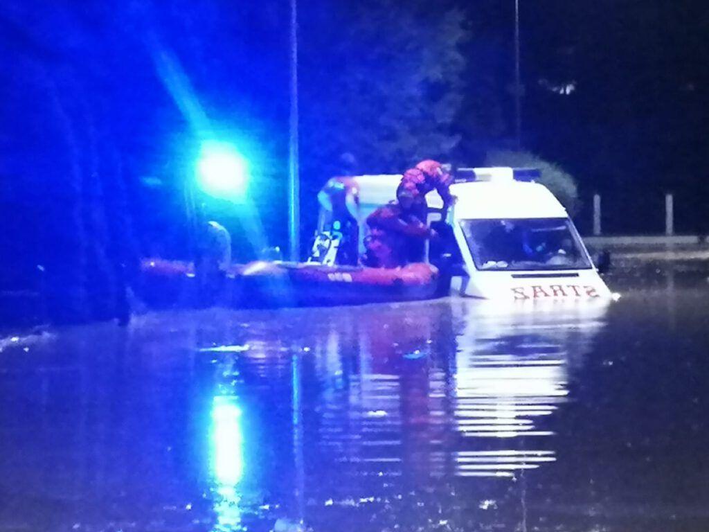 W Kańczudze woda porwała wóz strażacki z 5-osobową rodziną na pokładzie [ZDJĘCIA, WIDEO]