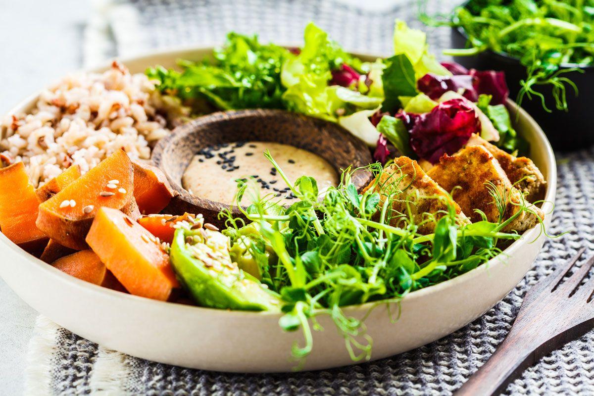 Buddha bowl z pieczonymi batatami i kurczakiem