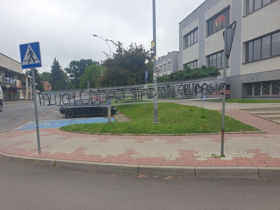 „Paluch oddaj stadion...”. Iskrzy na linii burmistrz – zarząd piłkarskiej sekcji JKS