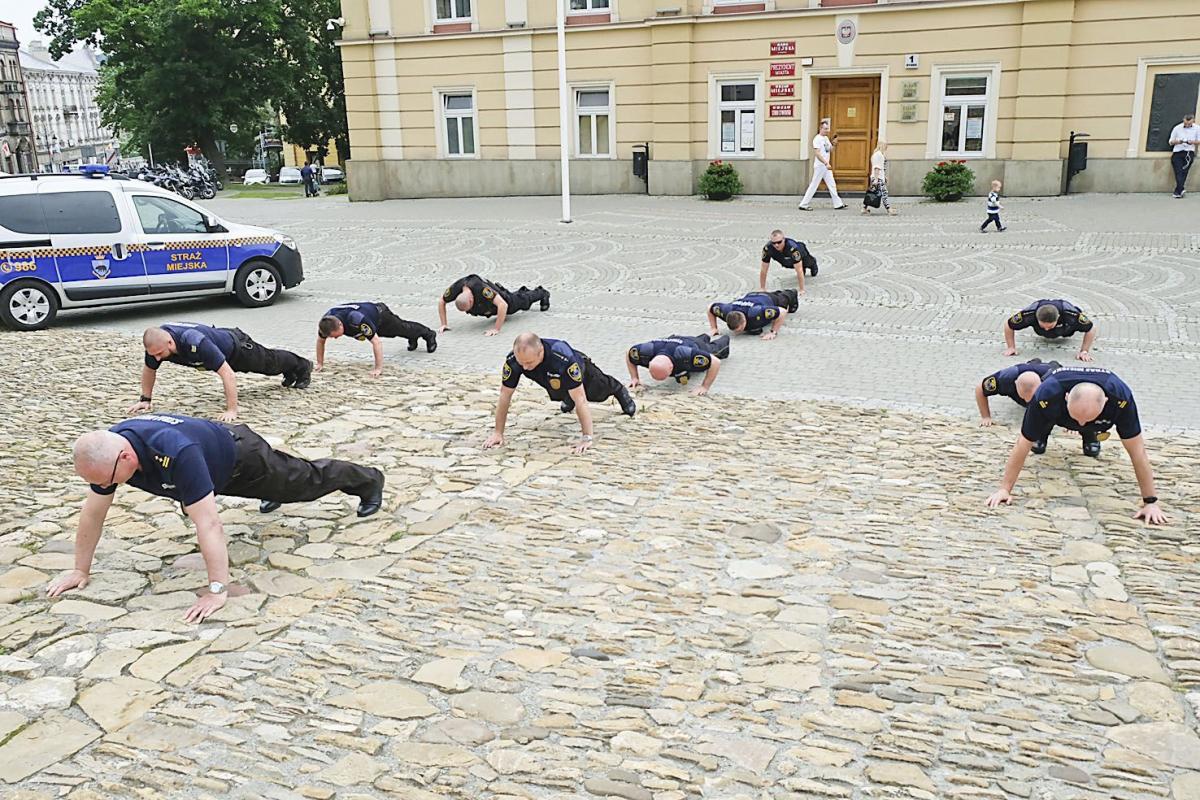 Przemyscy strażnicy miejscy, celnicy, SOK, strażacy, policjanci, pogranicznicy pompowali dla dzieciaków [ZDJĘCIA, WIDEO]