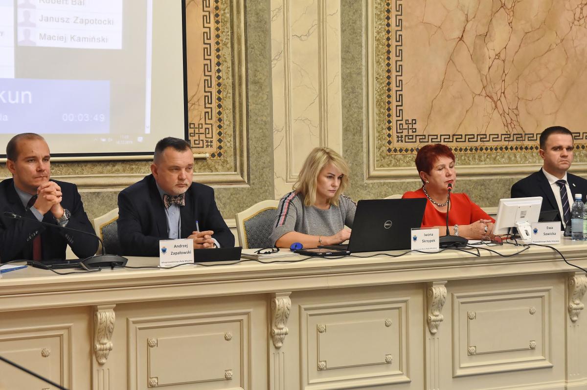 Prezydent chce zmienić kierownika biura rady miejskiej. Dyrektor POSiR zwolniła swojego poprzednika