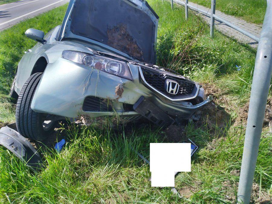 Kierowca zasnął za kierownicą hondy. Wpadł do rowu