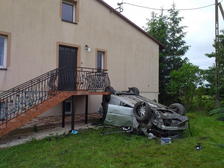 24-latka dachowała renaultem i uderzyła w dom [ZDJĘCIA]