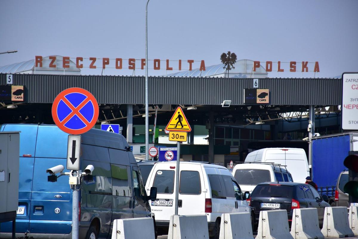 Wznowiono odprawy osobówek i ciężarówek na przejściu granicznym w Medyce