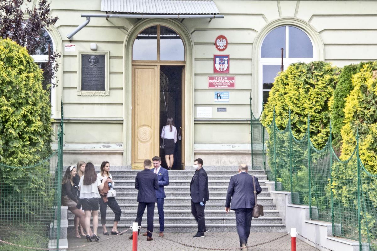 Wystartowały matury. W cieniu pandemii. W cieniu skandalu
