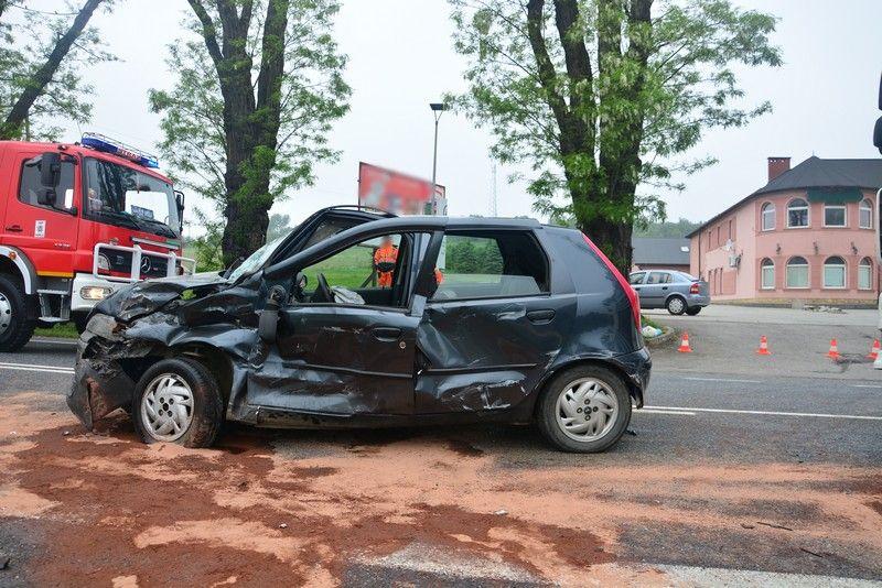 Fiat wjechał w tira. Ranny 77-latek [ZDJĘCIA]