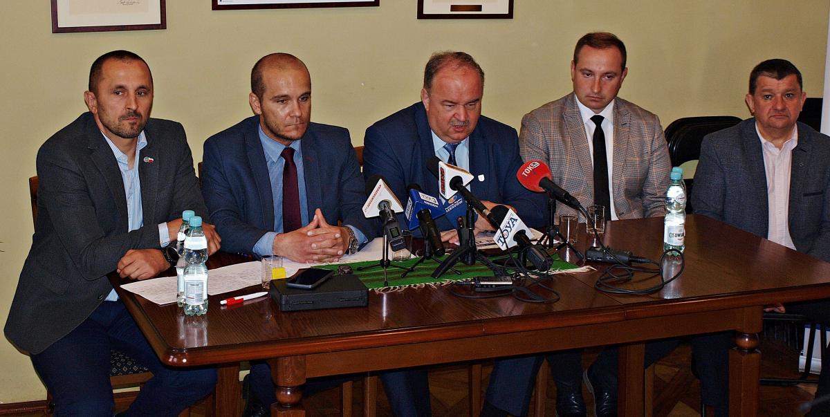 – Boję się o życie swoje i bliskich – twierdzi przewodniczący rady Maciej Kamiński