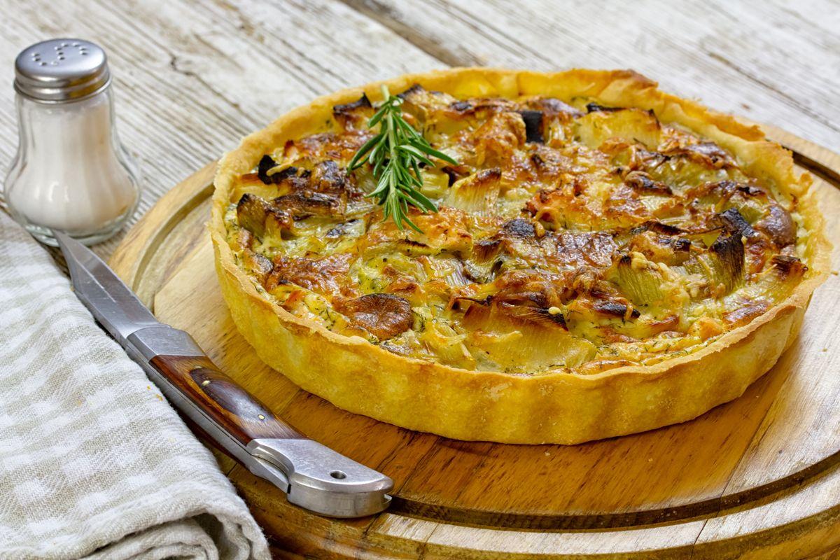 Tarta z młodą kapustą, serem i boczkiem