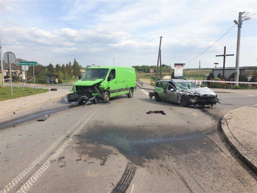 Ford czołowo zderzył się z volkswagenem. 3 osoby ranne