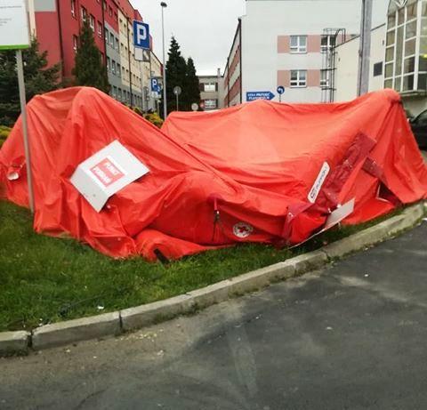 Namiot do poboru wymazów omal nie runął. Nikt nie ucierpiał