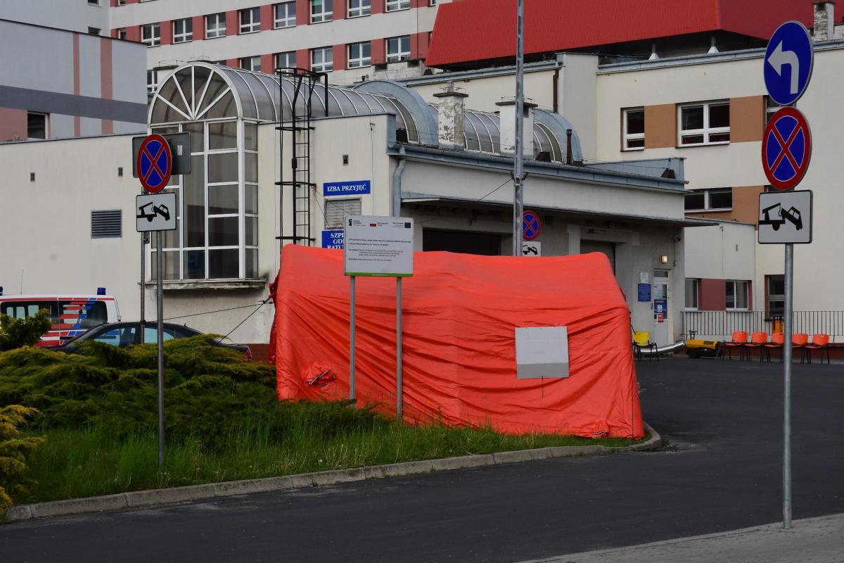 Przy szpitalach stanęły namioty do badań