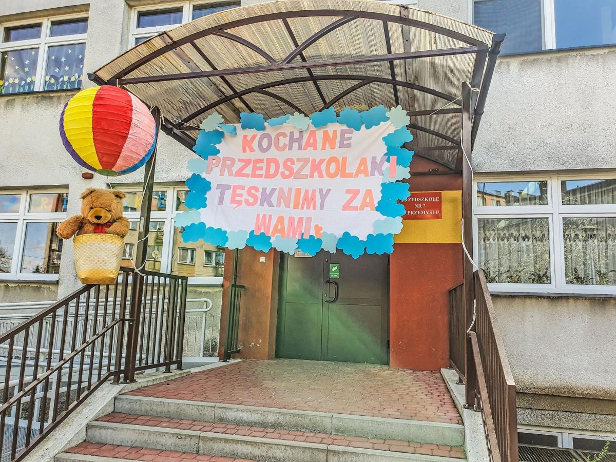 „KOCHANE PRZEDSZKOLAKI TĘSKIMY ZA WAMI” – ogromny napis na przemyskim przedszkolu 
