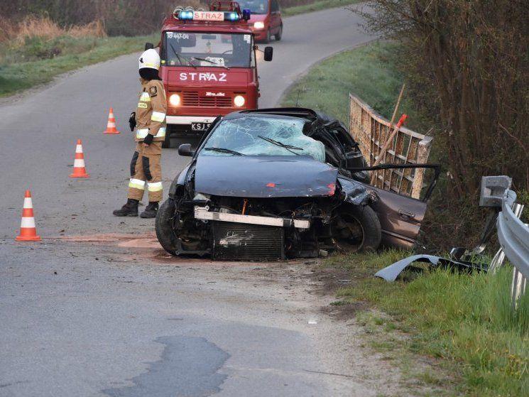 Nietrzeźwy 22-latek uderzył w bariery, doszczętnie niszcząc audi [ZDJĘCIA]