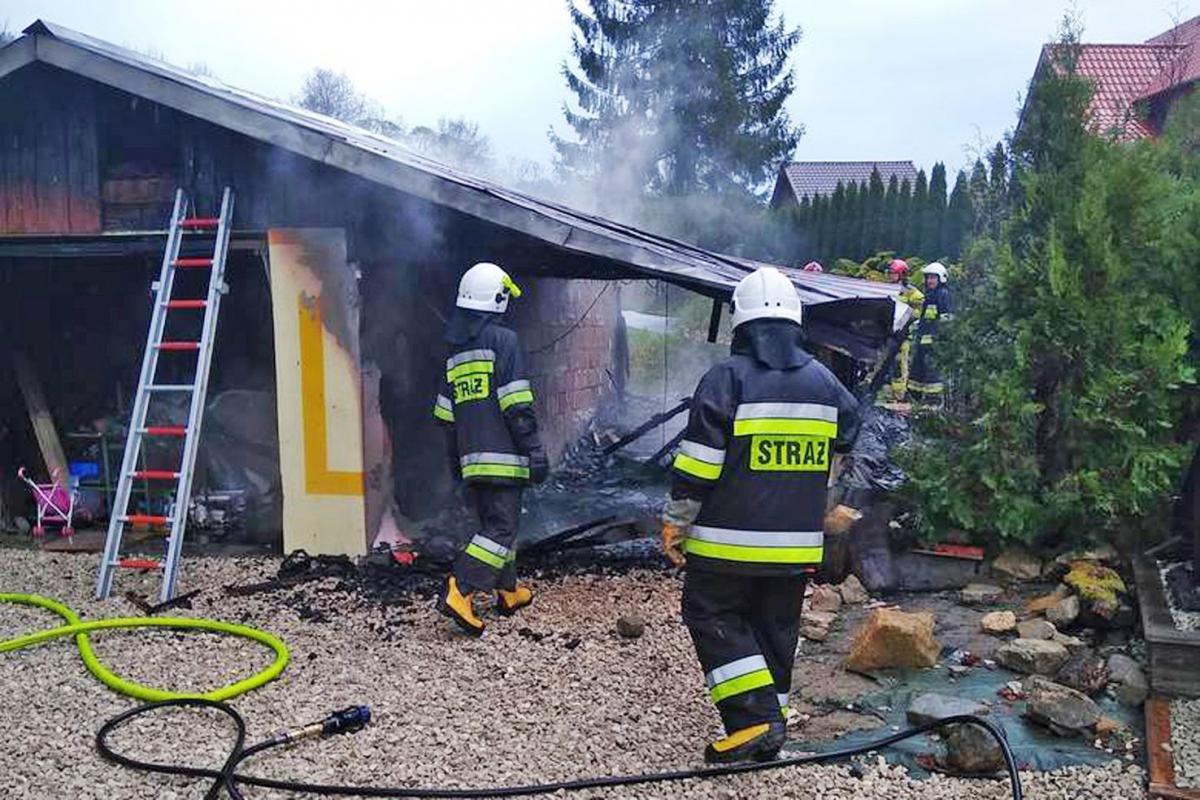 W Prałkowcach palił się garaż. Trwa ustalanie przyczyn