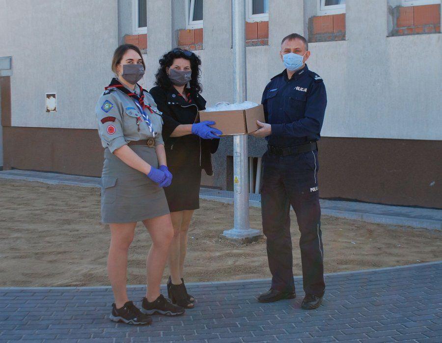 Nie zakryłeś ust i nosa? Od policjanta dostaniesz... maseczkę!