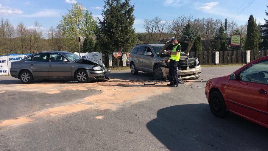 Nie ustąpiła pierwszeństwa. Efekt: dwie osoby w szpitalu, trzy rozbite samochody