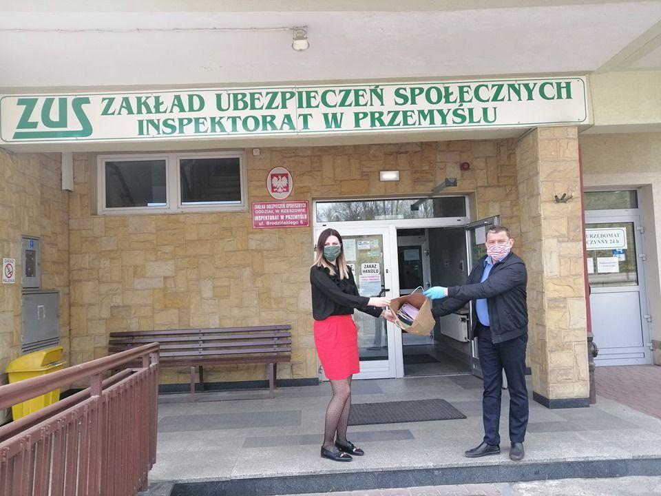 Uczestnicy warsztatów terapii zajęciowej szyją maseczki. Trafiły do ZUS-u, MOPS-u czy DPS-u