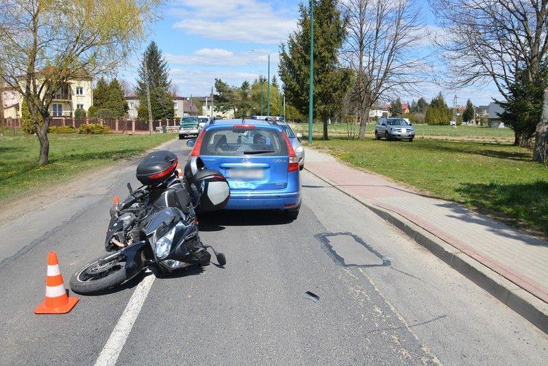 Zderzenie motocykla z osobówką. Kierowca jednośladu w szpitalu [ZDJĘCIA]